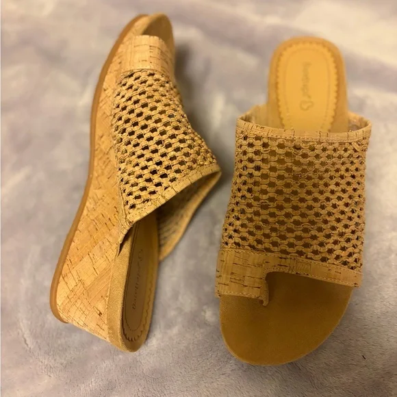 BareTraps Women's Brown Woven Slide Sandals - Picture 3 of 4